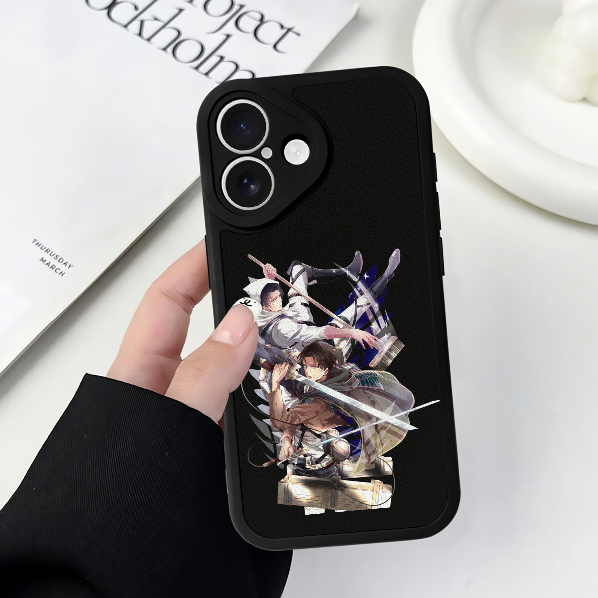 （画像用） 進撃の巨人 リヴァイ·アッカーマン Attack on Titan Levi Ackerman 【iPhone 16シリーズ対応】シリコンスマホケース（レザー調） 材質：シリコン